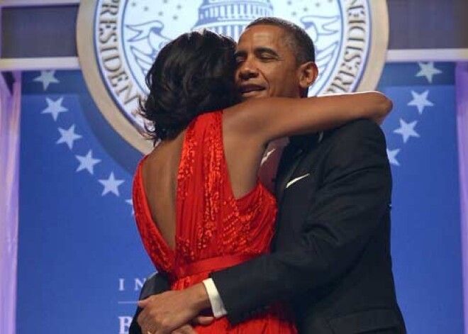 Мишель Обама танцевала на инаугурационном балу в красном платье