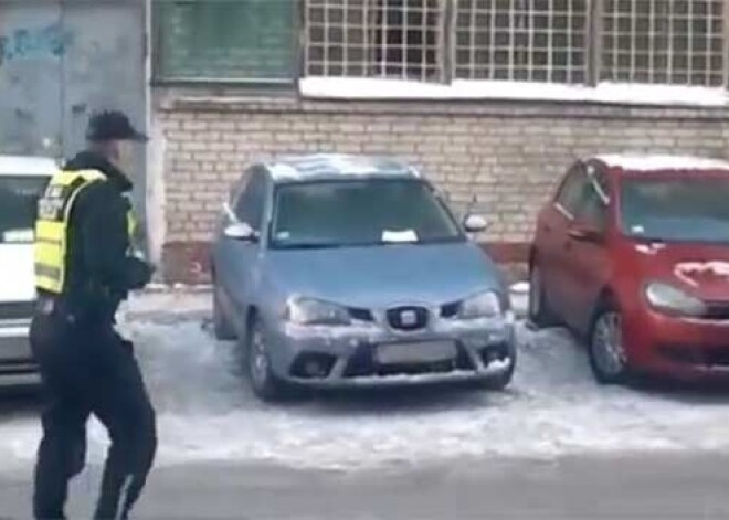 Turlais: policija rīkojusies pareizi, uzliekot sodus par nepareizu automašīnas novietošanu. VIDEO