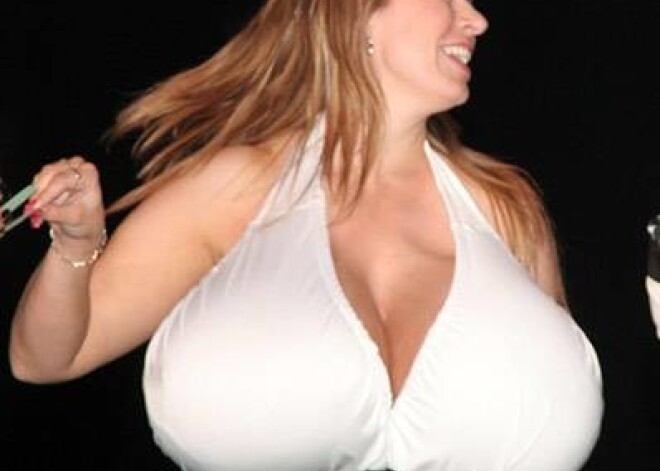 36 gadus vecās Čelsijas milzu krūtis