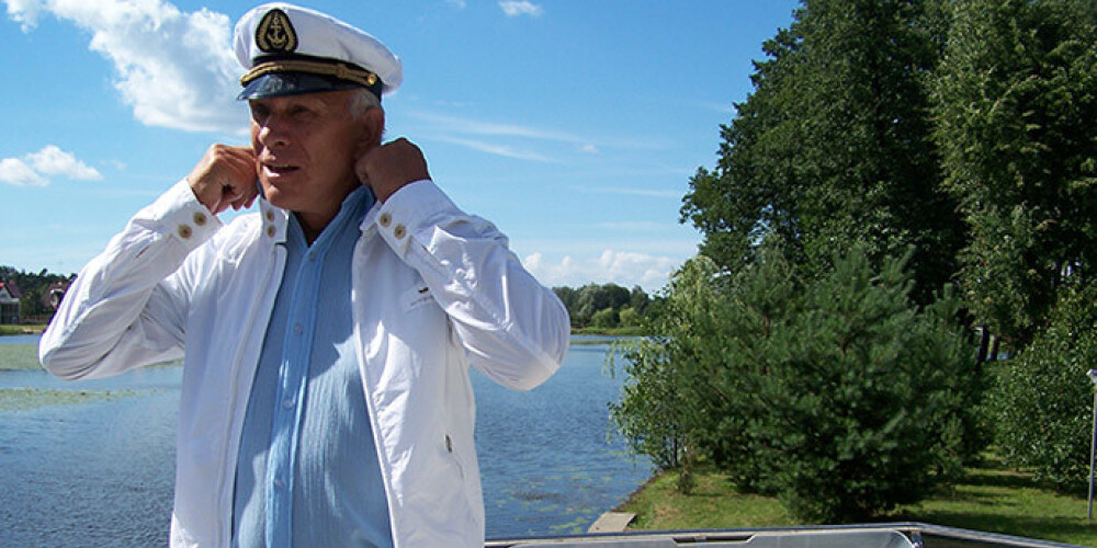 Jūlijs Krūmiņš uz jahtas „Princese”, kuru iegādājās 1991. gadā par apmēram 360 000 ASV dolāru. 2008. gada „Jaunā viļņa” laikā viņš nedēļu nakšņoja uz jahtas, noenkurojis to Lielupē.