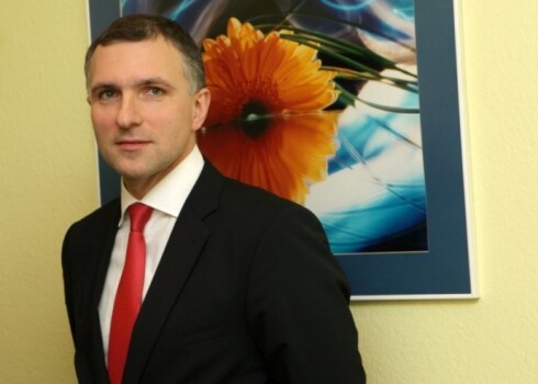 Saeima pērn oktobrī Brazovski neapstiprināja uz trešo termiņu FKTK priekšsēdētāja vietnieka amatā. Brazovskis FKTK priekšsēdētāja vietnieka amatā strādāja divus termiņus.