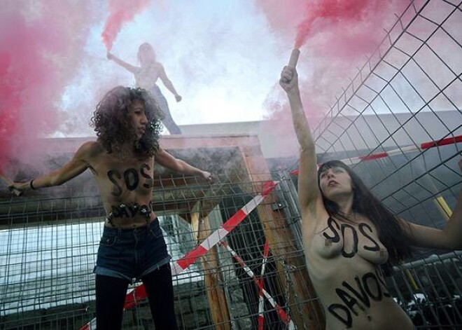 Trīs "Femen" aktīvistes Davosā protestē pret vīriešu dominanci pasaulē