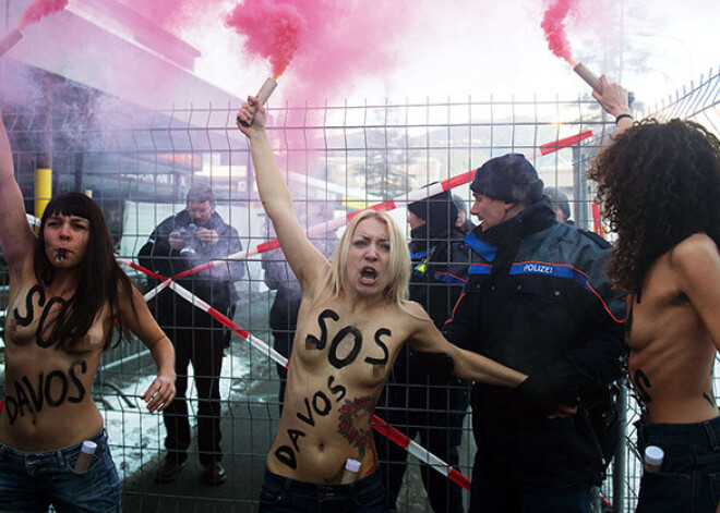 Trīs "Femen" aktīvistes kailām krūtīm protestē Davosā. FOTO