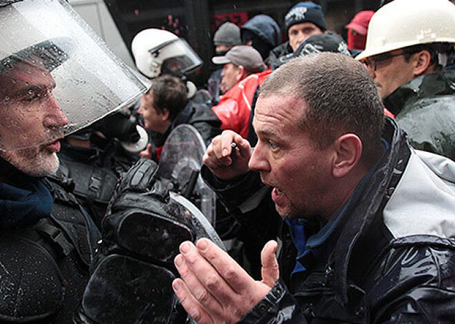 Vardarbīgas sadursmes starp policiju un tērauda rūpnīcas strādniekiem Beļģijā. FOTO