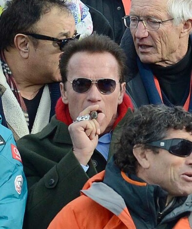 Шварценеггер совмещает спорт и курение сигар