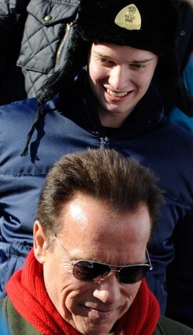 Патрик Шварценеггер согревался в шапке-ушанке, которую мог приобрести в Москве, где он неделю назад побывал с отцом в рамках промо-тура фильма «Возвращение героя»