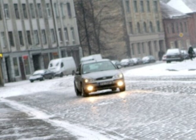 Autovadītājus aicina būt piesardzīgiem; uz brauktuvēm var veidoties melnais ledus