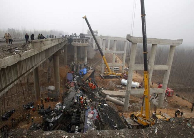 Sabrūkot 30 metrus augstam tiltam, Ķīnā mirst 26 cilvēki. FOTO