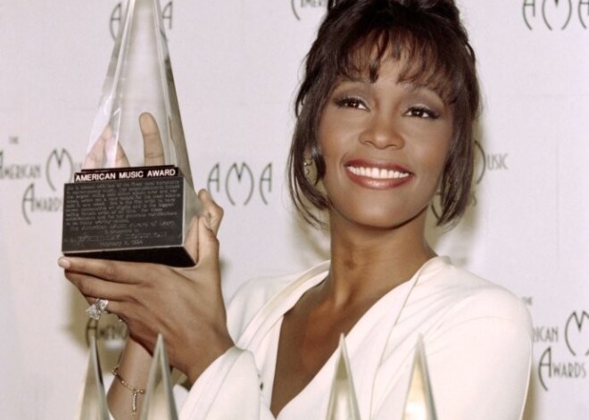 "Grammy" ar speciālizlaidumu godinās Vitnijas Hjūstones nāves gadadienu