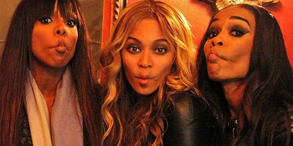 Бейонсе и ее коллеги строят рожицы для фото в Instagram