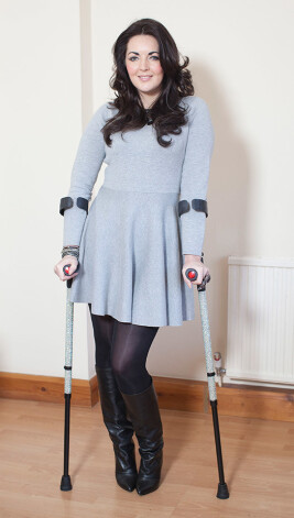 Джемма сейчас передвигается на костылях