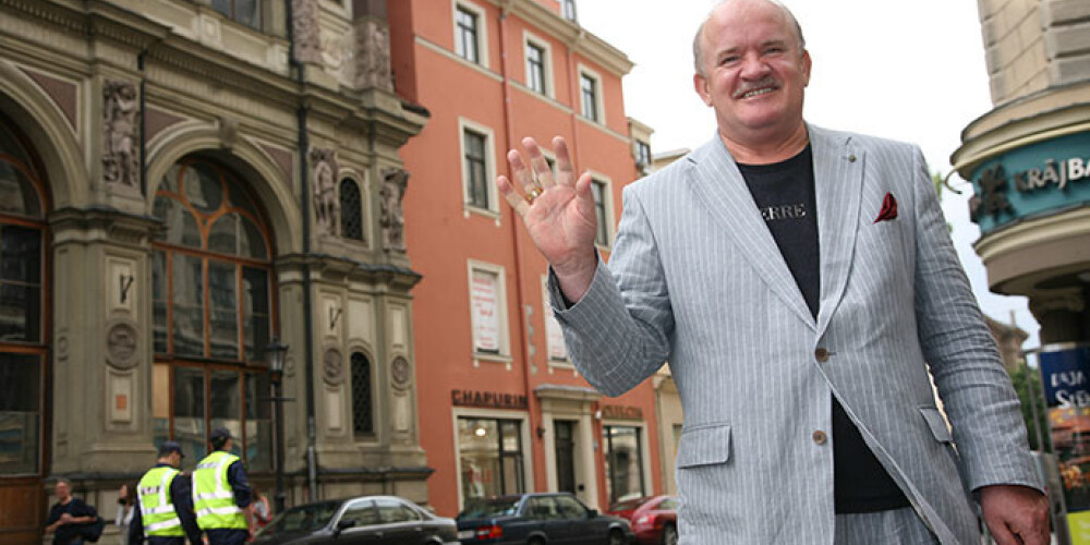 „Uz ielas neesmu bieži. Gadās jau pastaigāt pārsimt metru no mašīnas līdz bankai vai uz kādu biroju aiziet. Lielākoties jau tauta tagad tomēr nezina, kas tas par mazo vīriņu tur pretī nāk,” smejas Gerkens.