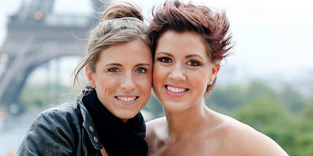 Джилл и ее подруга Никки в Париже во время фотосессии