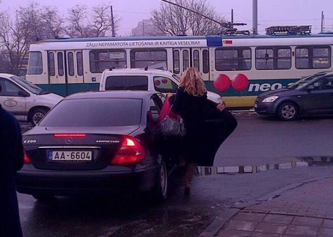 Saeimas priekšsēdētāja Inese Lībiņa-Egnere ar dienesta auto dodas uz radio pēc veiksmīgas iepirkšanās Centrāltirgus Zivju paviljonā.