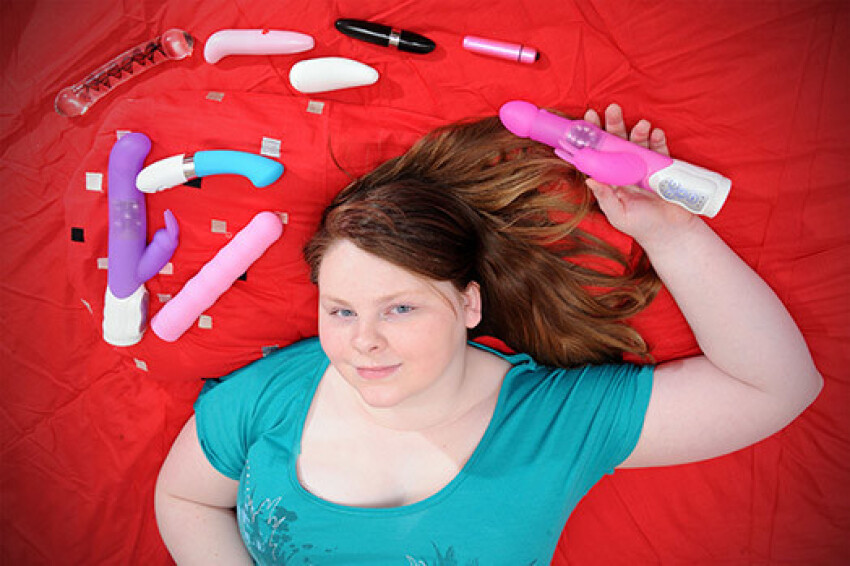 Девка тестирует секс-игрушки смотреть онлайн на xPorno