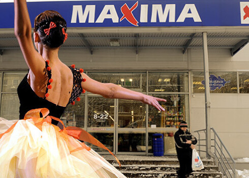 Jo šeit ir Latvija: bijušās balerīnas strādā „Maxima” par pārdevējām