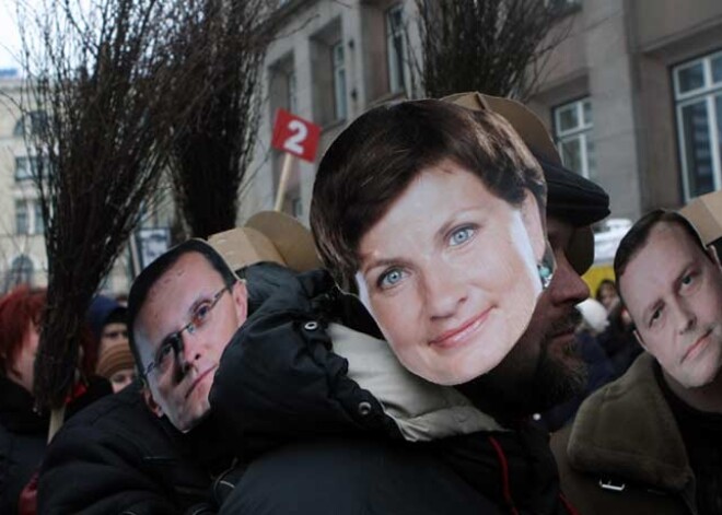 Skaļā protestā pie valdības mājas vairāki simti cilvēku prasa samazināt PVN apkurei. FOTO