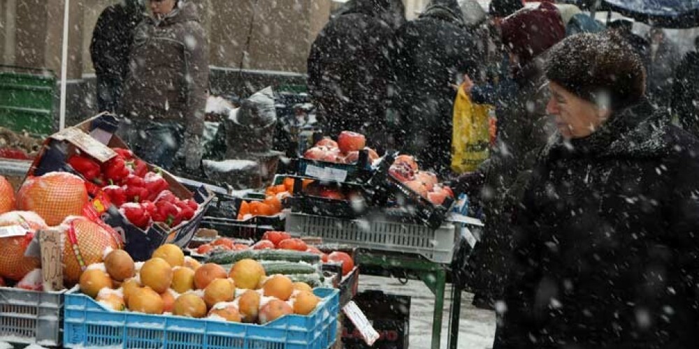 Neskatoties uz to, ka ārā valda sals, tirgū zem klajas debess notiek aktīva tirdzniecība ar dārzeņiem un augļiem. Pircējiem, iepērkoties šādā laikā, jābūt īpaši vērīgiem.