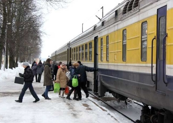 Siguldas stacijā jauns perons. Pasažieri nikni: tagad lēkšus jāielec vilcienā