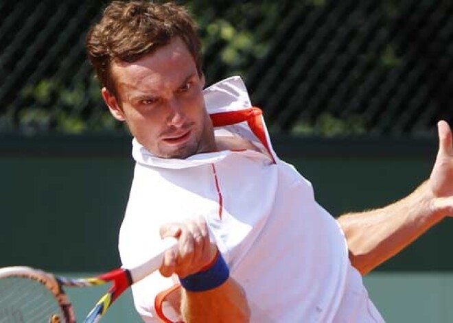 Ernests Gulbis atmetis dzeršanu un pīpēšanu; sola ATP ranga divdesmitnieku. VIDEO