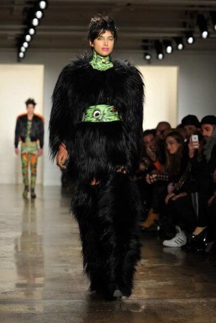 Узнаете? Это супермодель Ирина Шейк на показе Jeremy Scott в Нью-Йорке