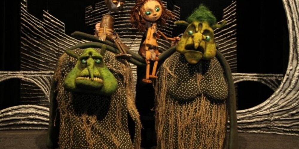 Režisora un aktieru darbs, veidojot šo izrādi, paplašinās ārpus pazīstamajiem paņēmieniem, jo pirmo reizi izrādes lelles veidotas nevis no ierastiem materiāliem, bet gan no metāla un koka, arī to vadīšanas principi ir atšķirīgi.