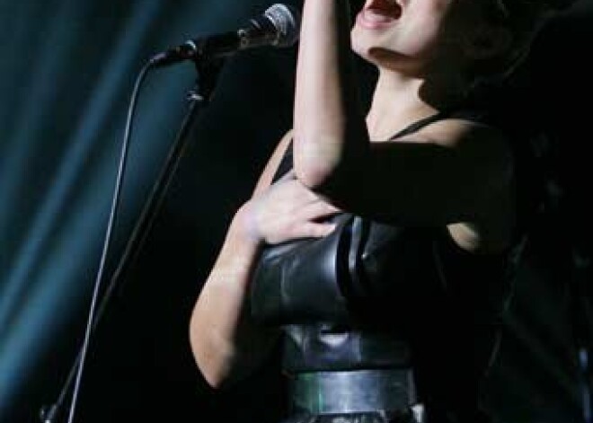 Skatītāji sajūsmā par Lindas Leen koncertu. FOTO