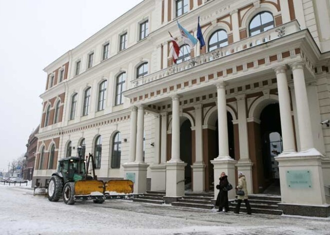 Gandrīz divas trešdaļas rīdzinieku uzskata, ka Rīgas dome strādā labāk nekā valdība