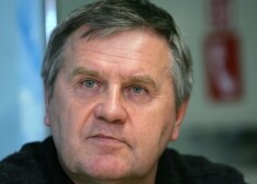 Kazahstānas hokeja izlases galvenais treneris Vladimirs Krikunovs komandas neveiksmi Rīgā turpina norakstīt uz Ronaldam Ķēniņam nepiešķirto noraidījumu.