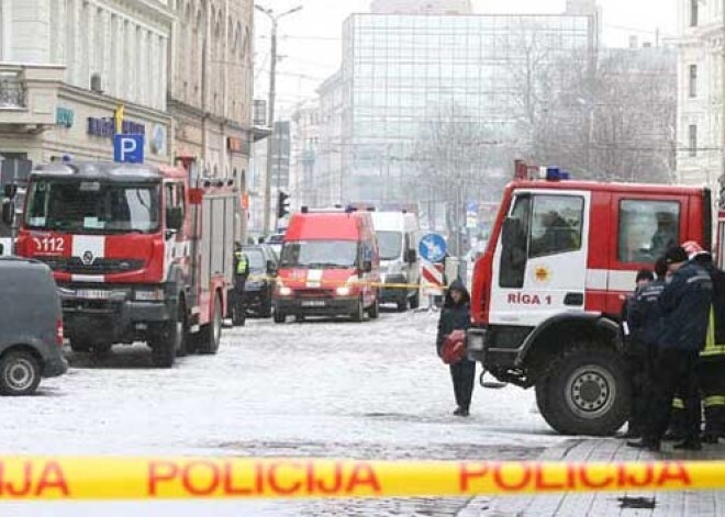 No "Galerijas Centrs" evakuēti darbinieki un pircēji - paziņots par ēkā esošu bumbu. FOTO