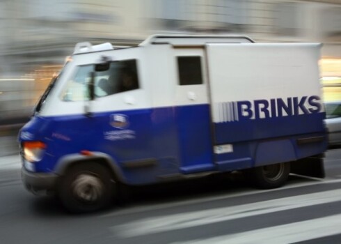 Mediji ziņo, ka zagļi rīkojušies ātri un aizbēguši ar laupījumu pāris minūšu laikā. Ieroči neesot lietoti, un neviens nav ievainots.