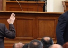 "Es nepiedalīšos valdībā apstākļos, kad policija piekauj tautu," paziņoja premejrs Borisovs.