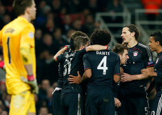 Minhenes "Bayern" futbolisti līksmo pēc Tomasa Millera vārtu guvuma pret Londonas "Arsenal".