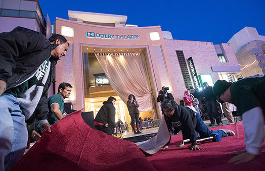 Возле Dolby Theatre настилают красную дорожку, по которой скоро пойдут знаменитости