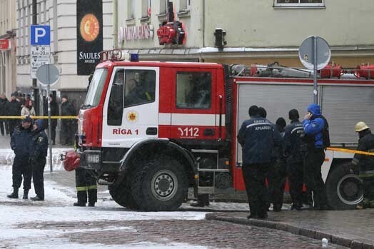 Policija pirmdien saņēma zvanu, ka „Galerijā Centrs” pirmdien ielikts spridzeklis. Tika slēgti desmitiem veikalu un kafejnīcu, uz ielas izdzīti simtiem darbinieku un pircēju, kamēr sapieri ēkā meklēja spridzekli.