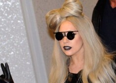 Ранее из-за травмы Lady Gaga была вынуждена отменить концерты в рамках мирового турне Born This Way Ball