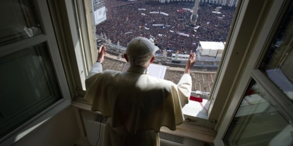 Pāvests Benedikts XVI emocionālā uzrunā sola nepamest baznīcu