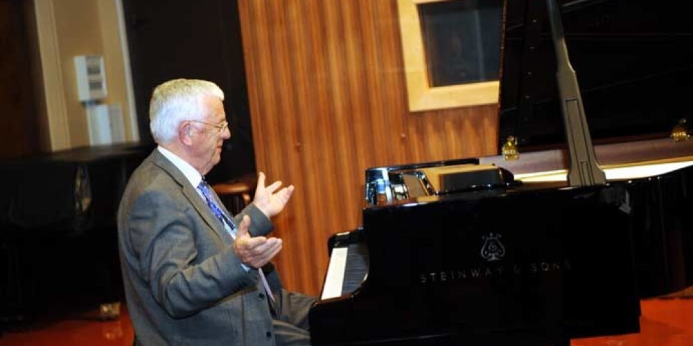 Maestro Raimonds Pauls 16. martā uzstāsies īpašā koncertprogrammā, kas būs veltīta Jelgavas 4. vidusskolas mūzikas novirziena 35 gadu jubilejai.