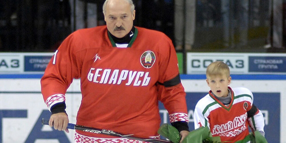 Lukašenko lamā baltkrievu hokejistus, jo viņi spēlē sliktāk par latviešiem