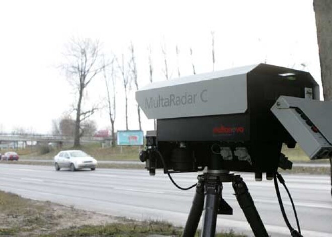 Uz Latvijas ceļiem joprojām darbojas fotoradari. Šoferīšus nebrīdina, kur tie atrodas. VIDEO