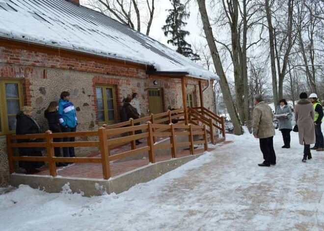 Kuldīgas novadā ar Laimes lāci un Jakobīni atklāj sociālās mājas. FOTO