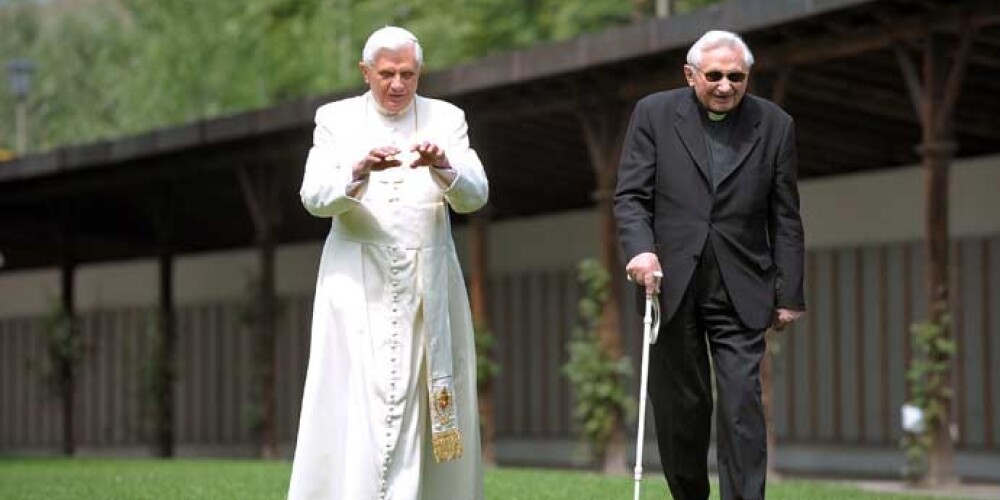 Судя по всему, о решении папы римского уйти на покой знал только его брат Георг Ратцингер. Он полностью поддержал решение Бенедикта XVI и молчал об этом до последнего!