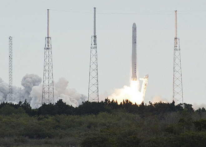 ASV kompānijas "SpaceX" raķete sekmīgi palaista kosmosā ar kravu SKS. FOTO. VIDEO