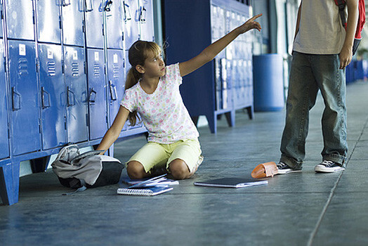 Gadījumā, ja izglītības iestādē nav psihologa vai speciālā pedagoga, direktoram būtu tiesības pieaicināt nepieciešamos speciālistus.