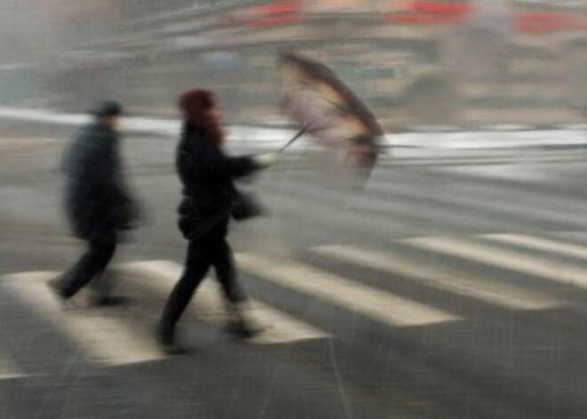 Ventspilī jau brāzmas līdz 27 metriem sekundē, stiprais vējš tuvojas Rīgai