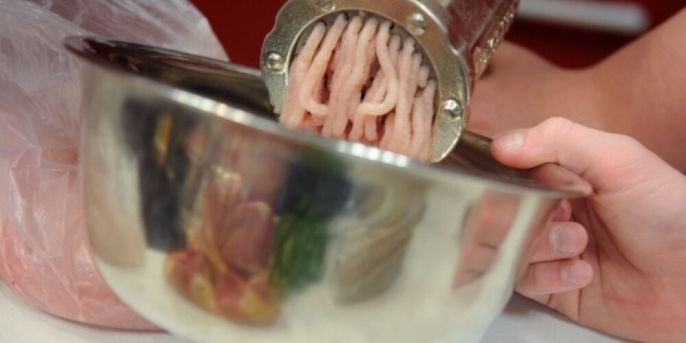 Pārbaudei paņemti arī šī kombināta ražotie pelmeņi, lazanja un desas.