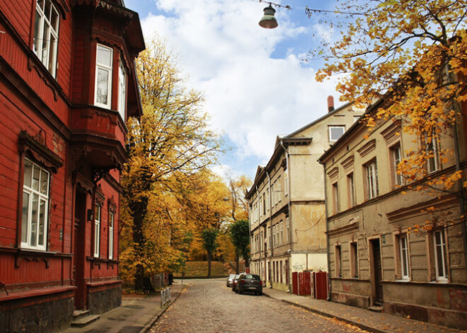 Topošie mākslas maģistri sveic Liepāju dzimšanas dienā. FOTO