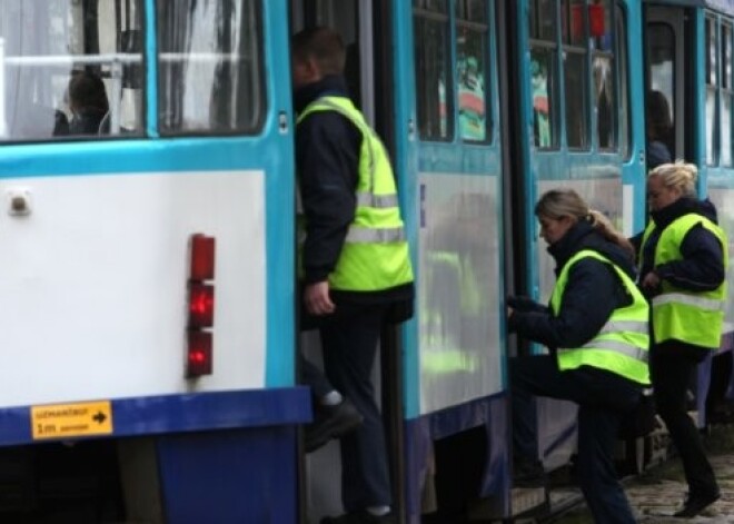 Pēc sodu maiņas Rīgā "zaķu" nav kļuvis mazāk, bet sodīt tagad ir vieglāk