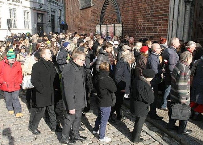 Piemiņas ceremonijas laikā Doma baznīcā ne uz mirkli nepārtrūka tautas plūsma