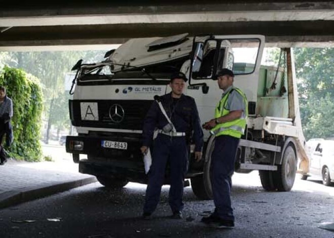 Kravas auto zem tiltiem iestrēgst neloģiski izvietoto ceļazīmju dēļ. VIDEO